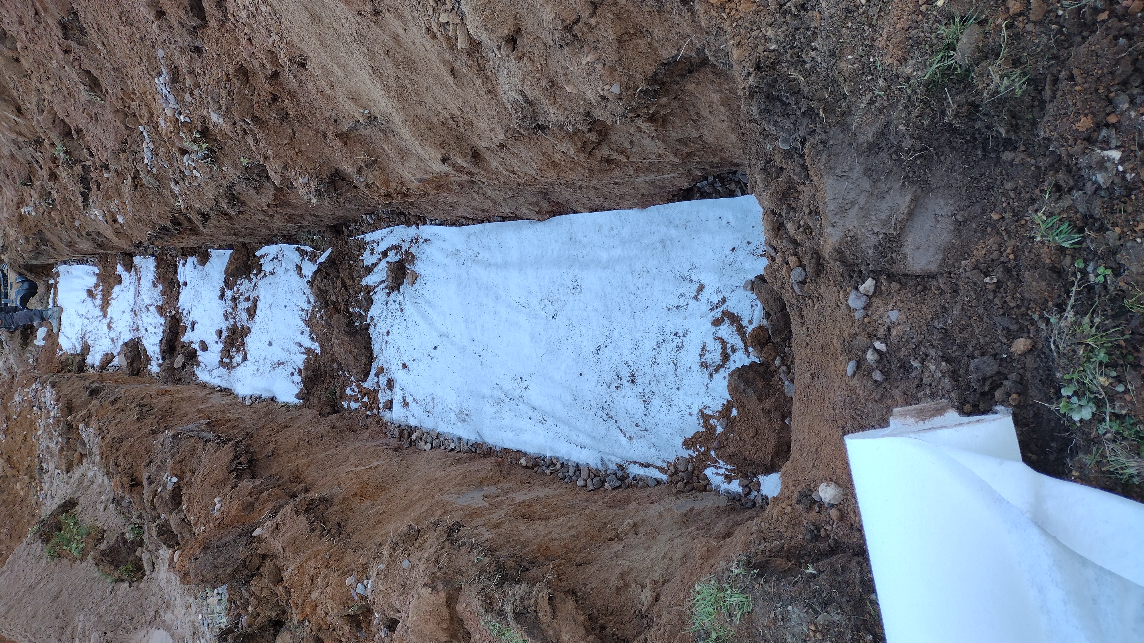 Prace ziemne koparką, montaż przydomowych oczyszczalni ścieków marki Traidenis, Kłodzko oraz Dolny Śląsk