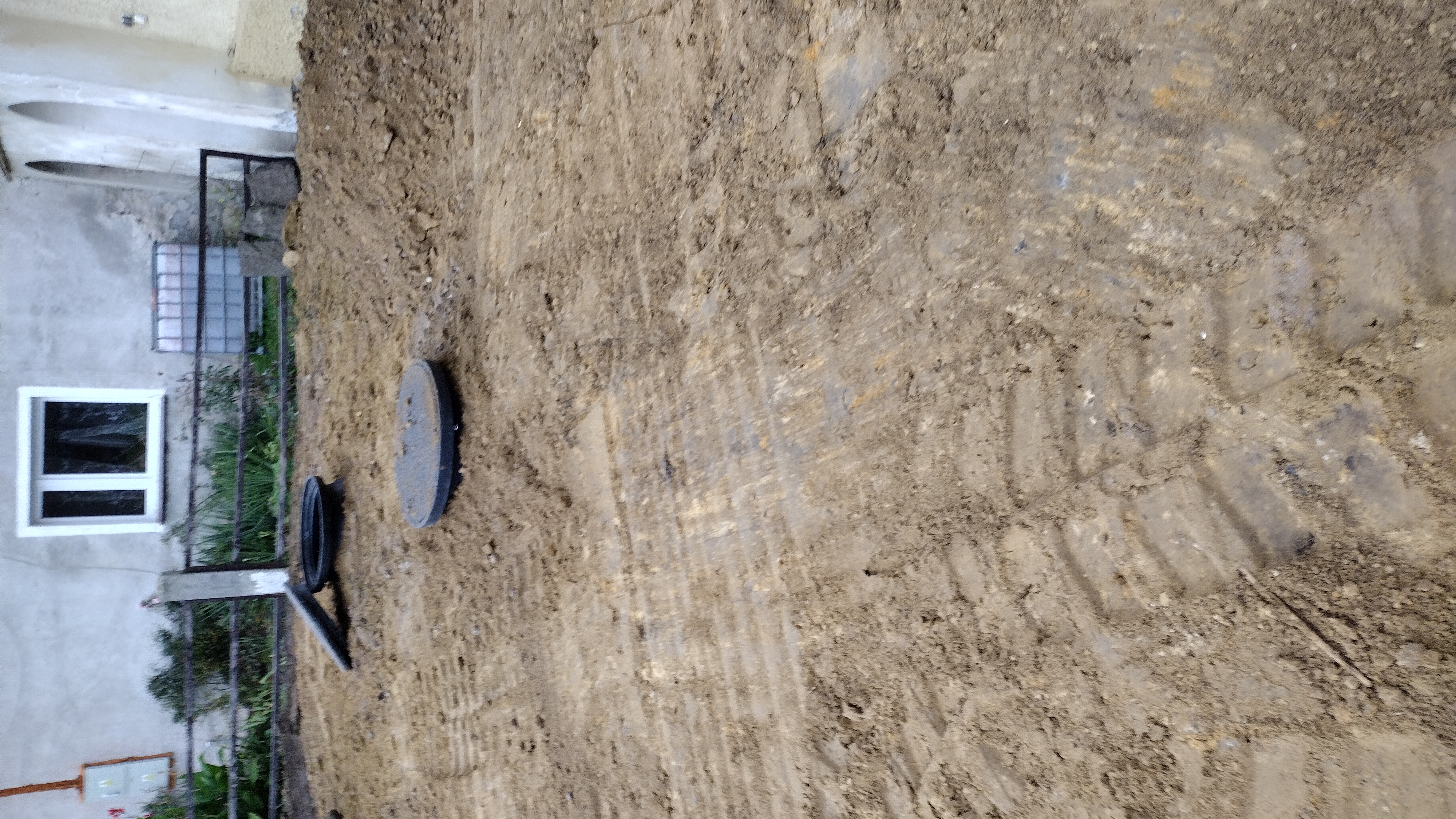 Prace ziemne koparką, montaż przydomowych oczyszczalni ścieków marki Traidenis, Kłodzko oraz Dolny Śląsk