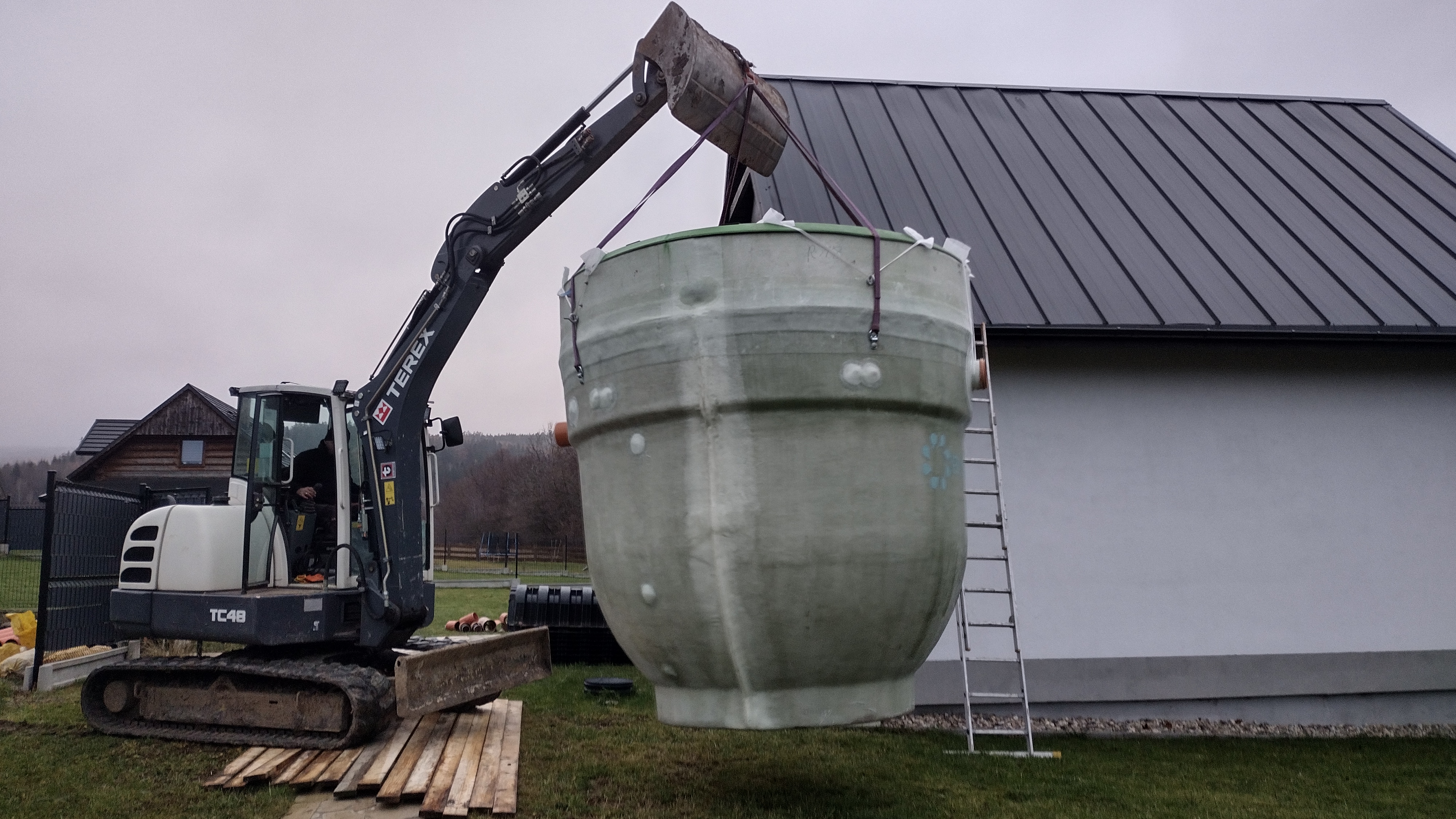 Prace ziemne koparką, montaż przydomowych oczyszczalni ścieków marki Traidenis, Kłodzko oraz Dolny Śląsk