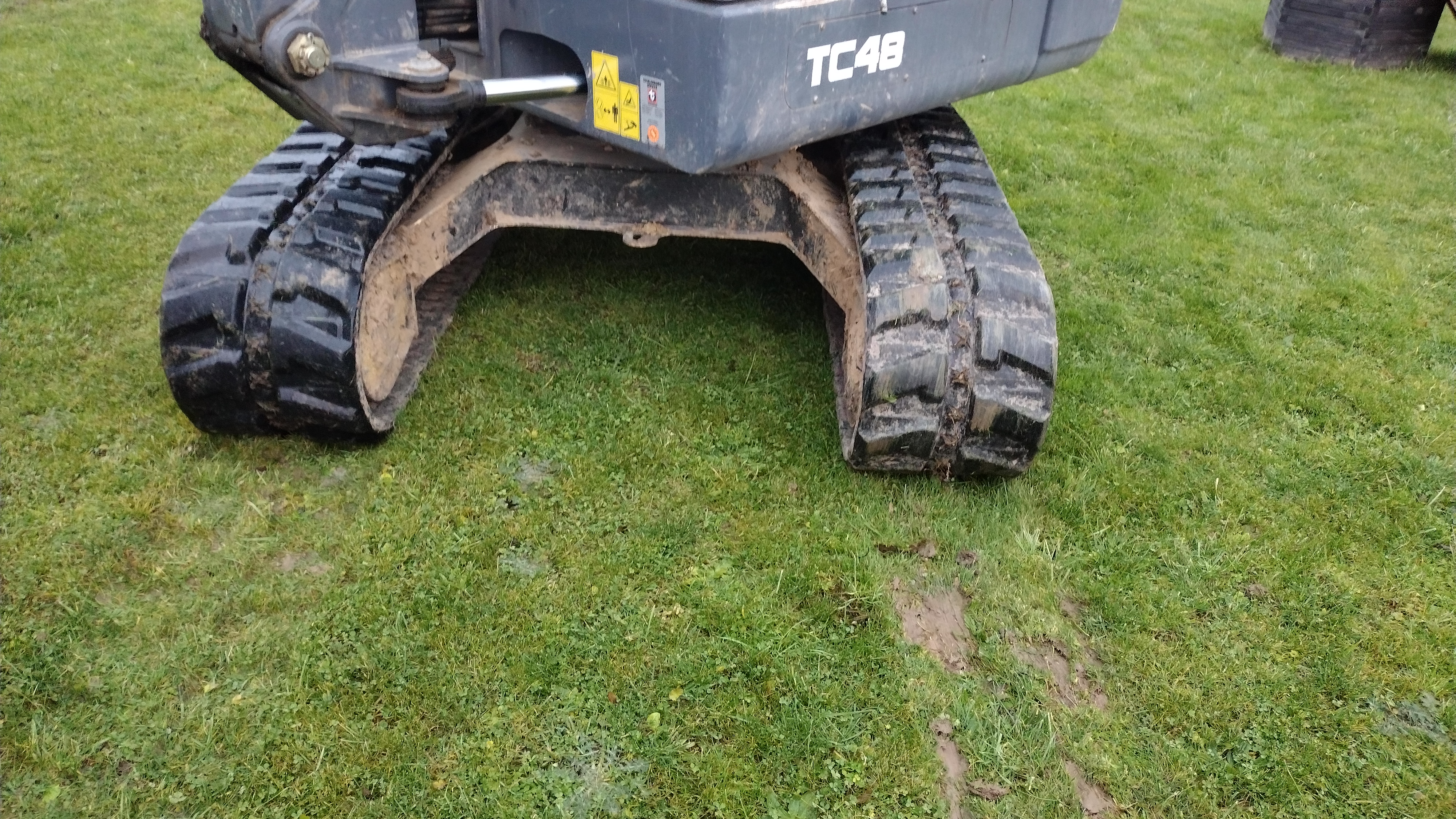 Prace ziemne koparką, montaż przydomowych oczyszczalni ścieków marki Traidenis, Kłodzko oraz Dolny Śląsk