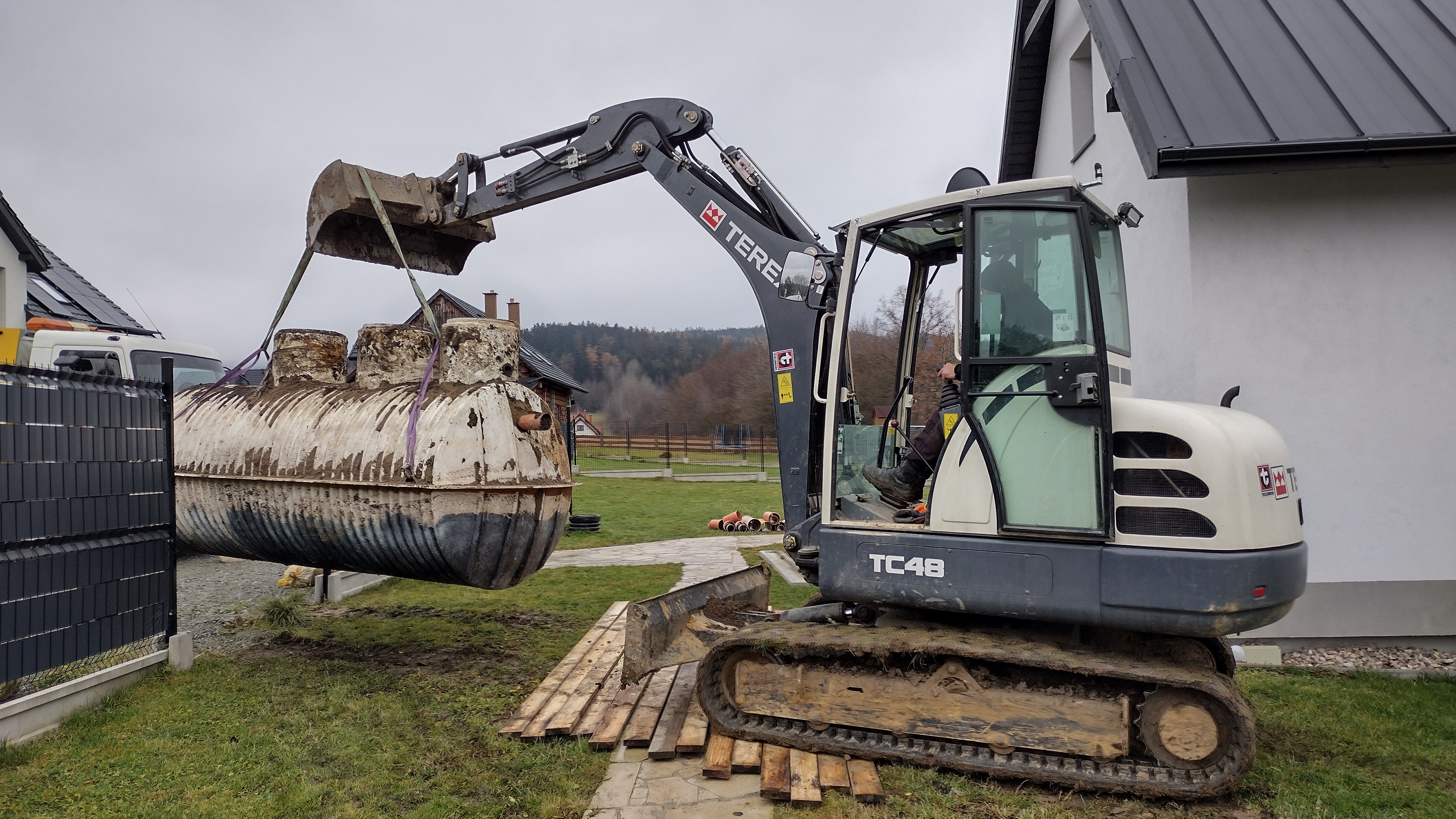 Prace ziemne koparką, montaż przydomowych oczyszczalni ścieków marki Traidenis, Kłodzko oraz Dolny Śląsk