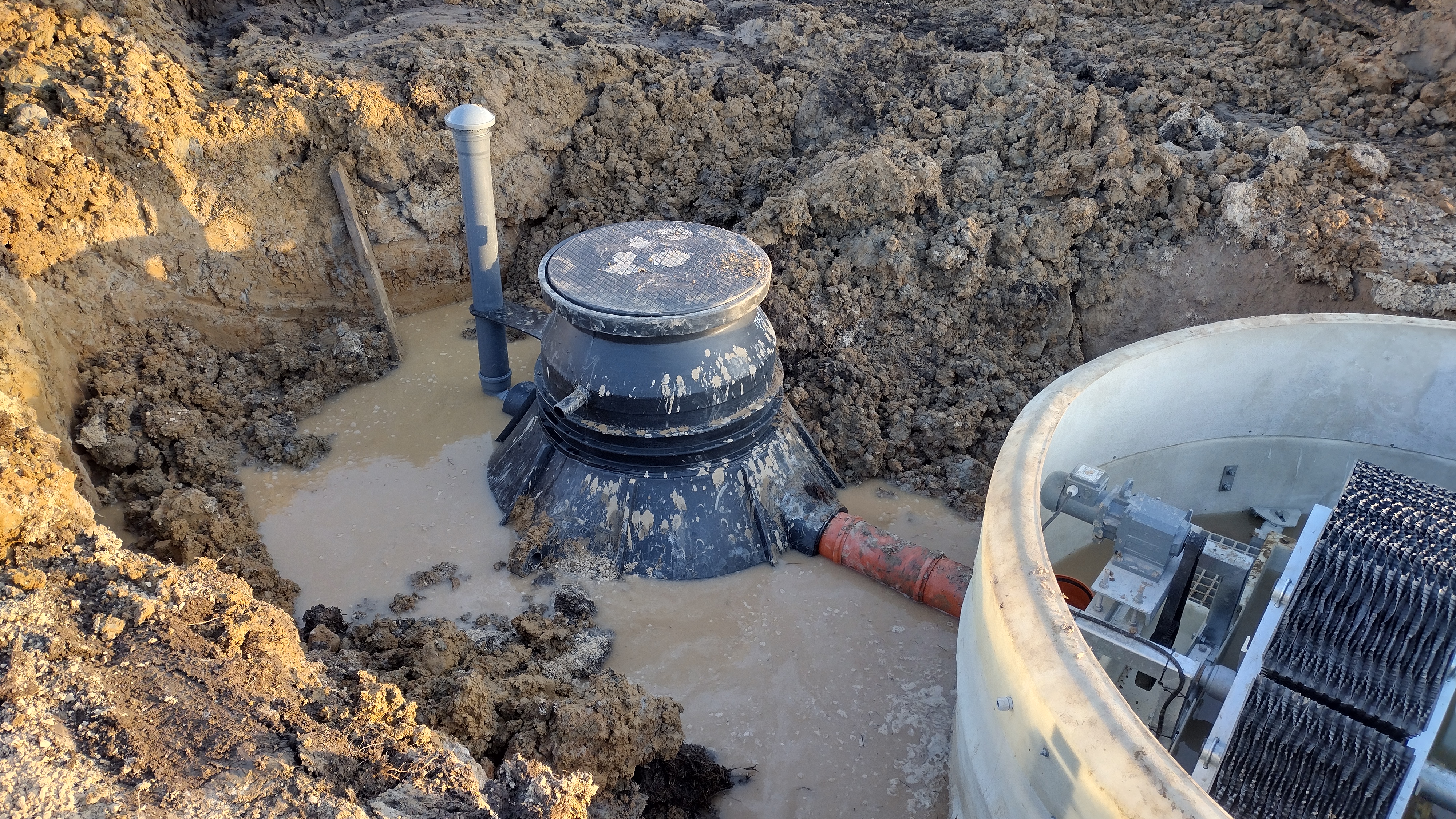 Prace ziemne koparką, montaż przydomowych oczyszczalni ścieków marki Traidenis, Kłodzko oraz Dolny Śląsk