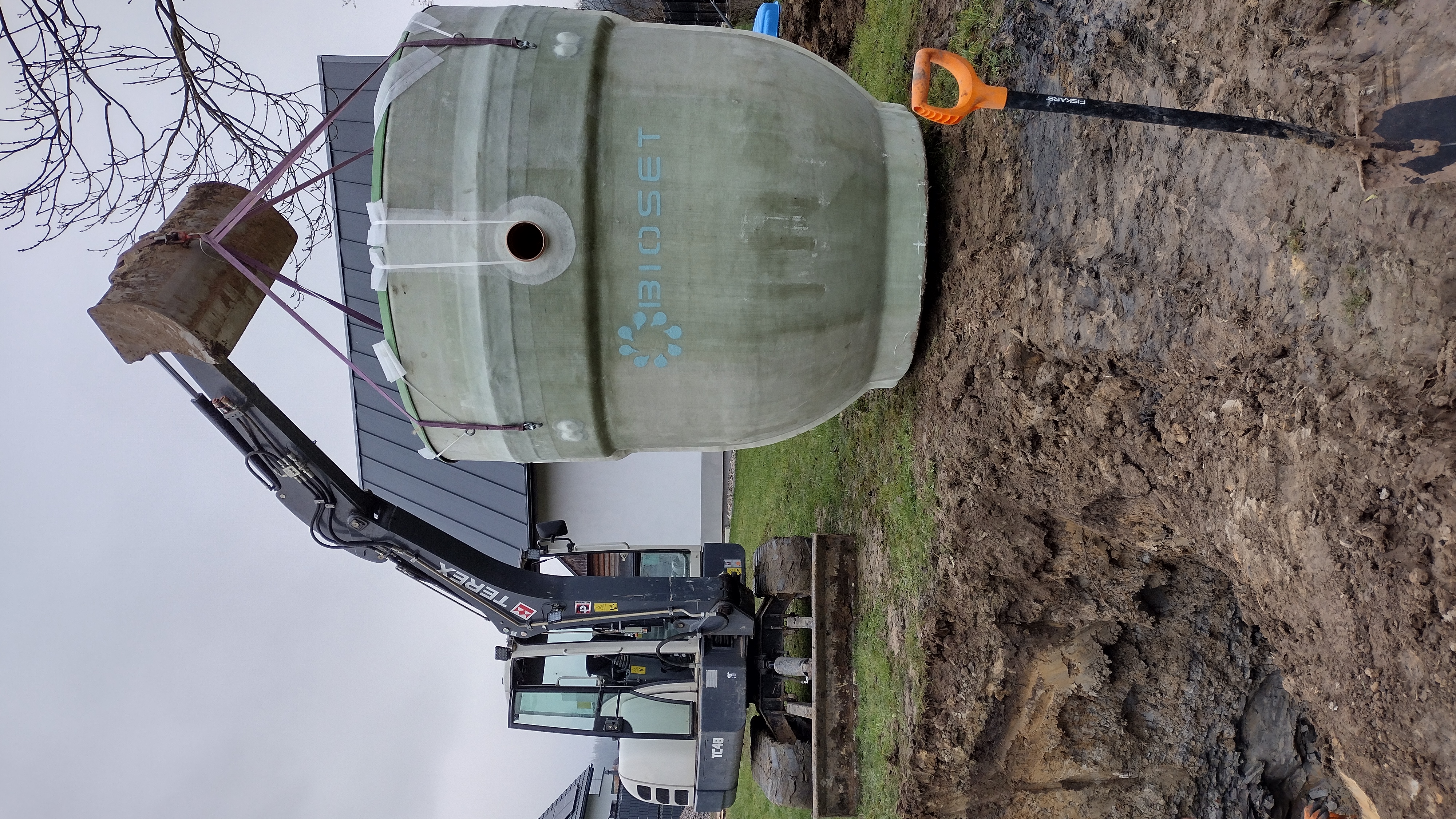 Prace ziemne koparką, montaż przydomowych oczyszczalni ścieków marki Traidenis, Kłodzko oraz Dolny Śląsk