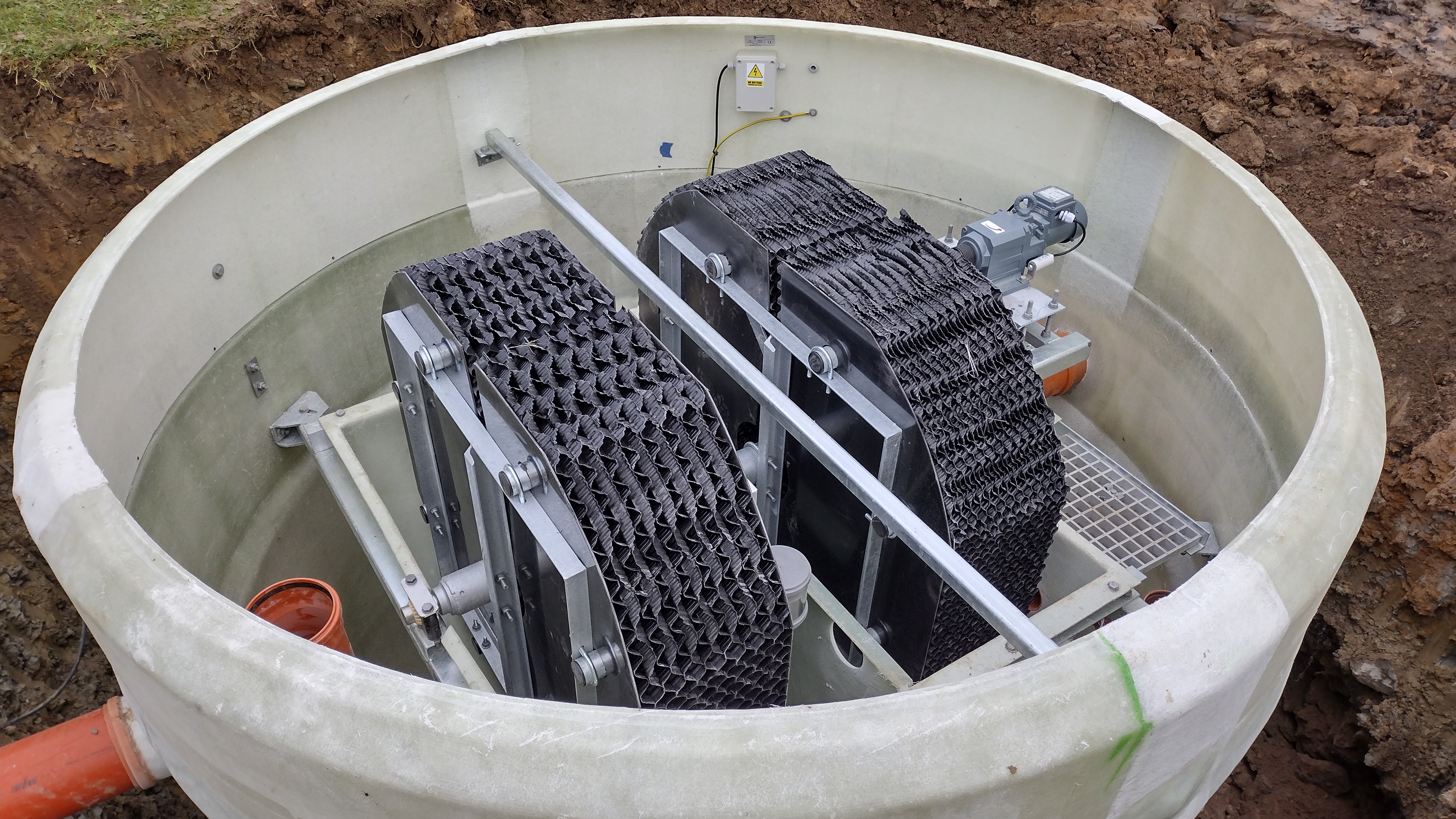 Prace ziemne koparką, montaż przydomowych oczyszczalni ścieków marki Traidenis, Kłodzko oraz Dolny Śląsk