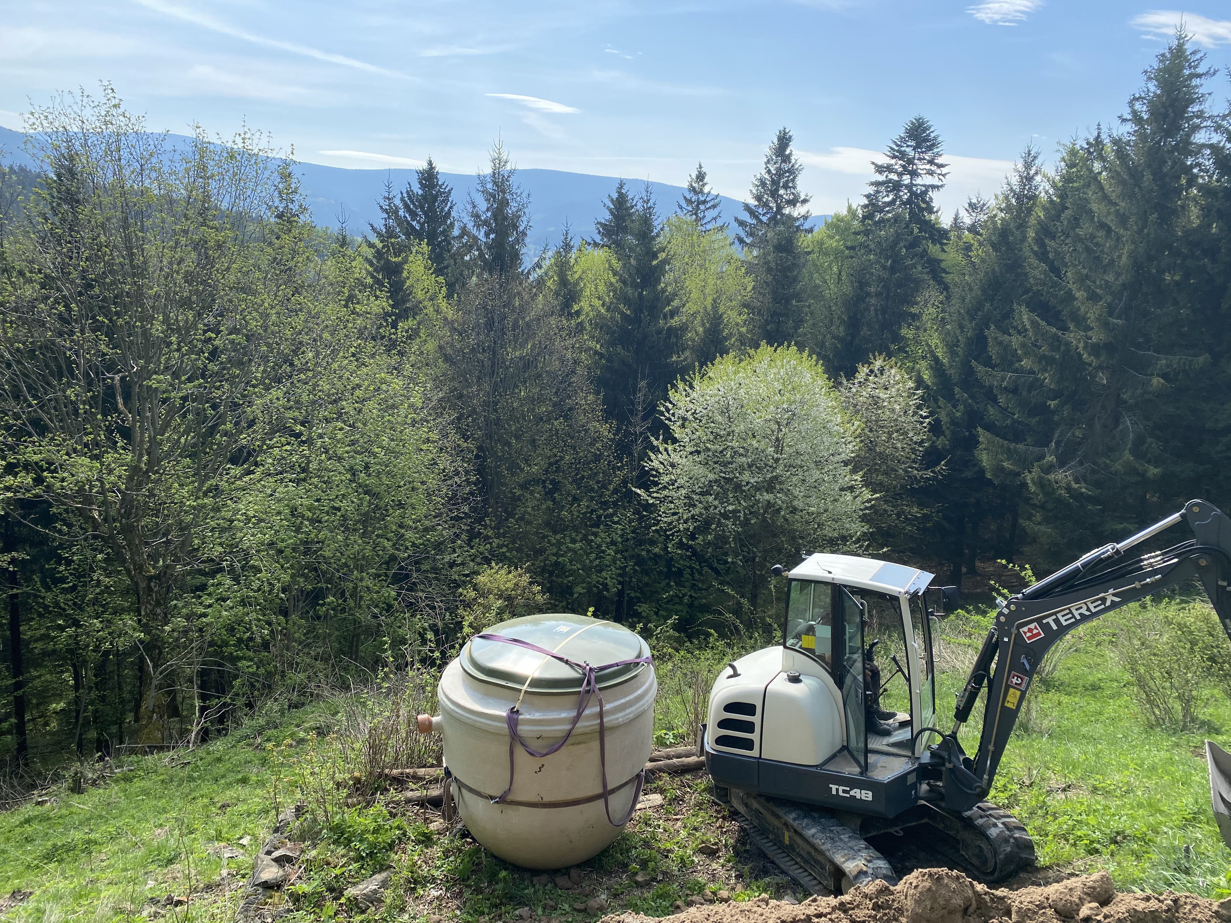 Prace ziemne koparką, montaż przydomowych oczyszczalni ścieków marki Traidenis, Kłodzko oraz Dolny Śląsk